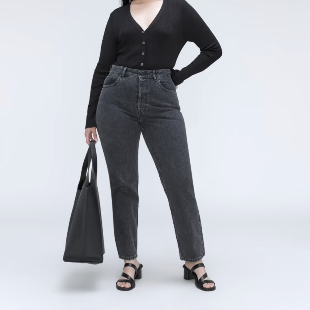Everlane Curvy 90s Cheeky Straight Jean in washed Black
